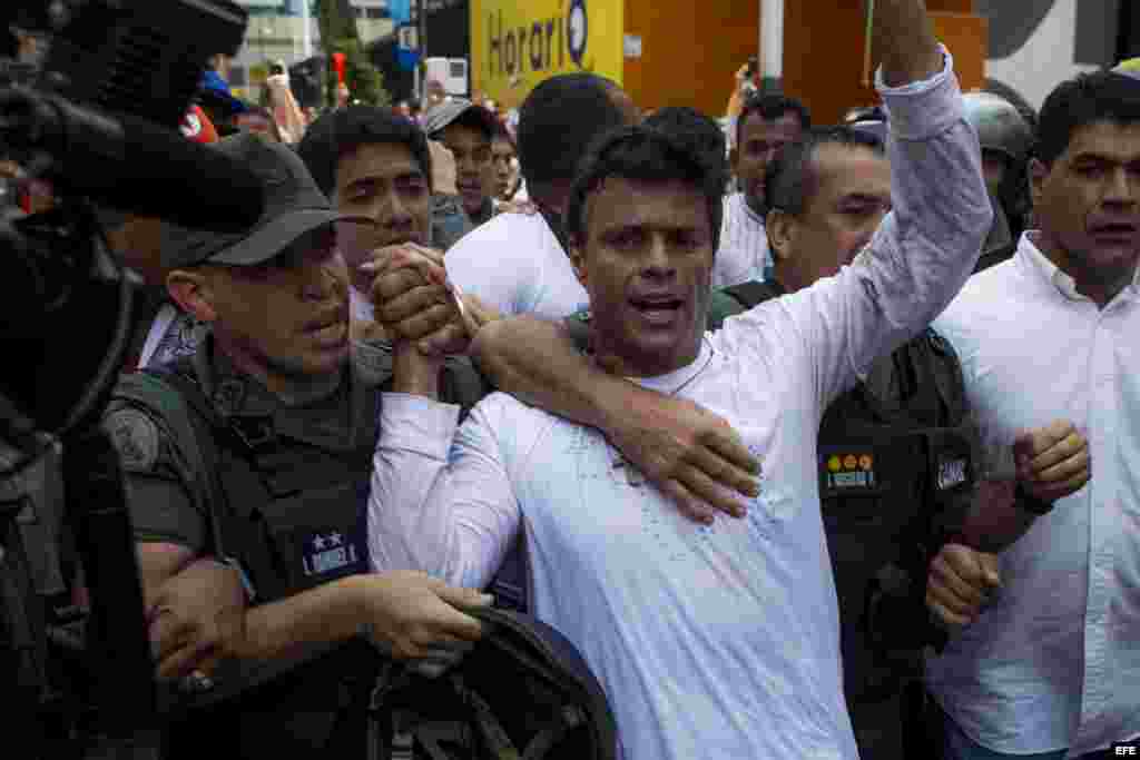 El dirigente opositor venezolano Leopoldo López se entrega a miembros de la Guardia Nacional (GNB, policía militarizada)