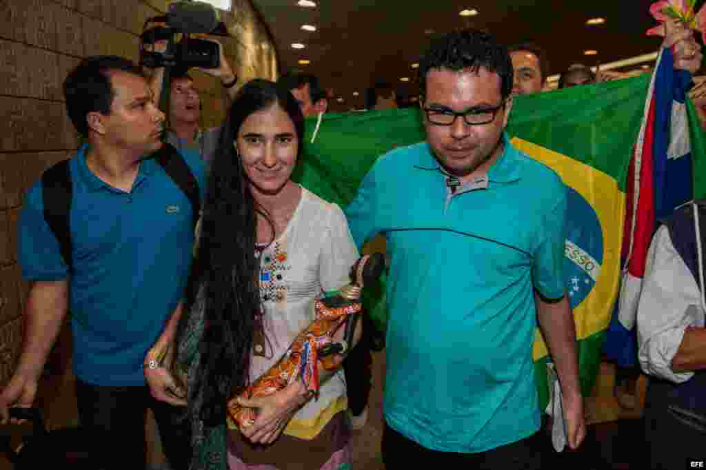 La disidente cubana Yoani Sánchez (d), autora del blog "Generación Y", recibida por el cineasta Dado Galvao (i),